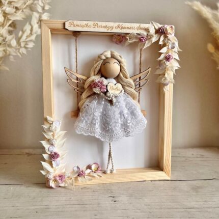 Pamiątka Komunii Świętej, anioł stróż w drewnianej ramce z koronką