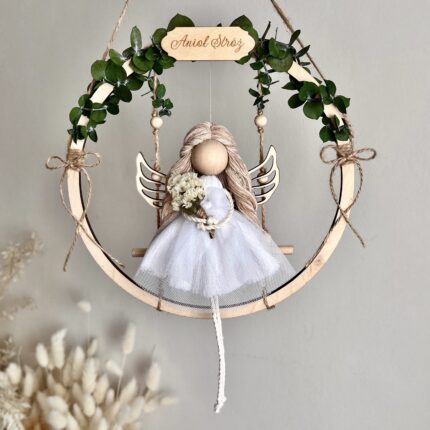 Makramowy anioł z eukaliptusem, prezent na Chrzest, roczek i Komunię