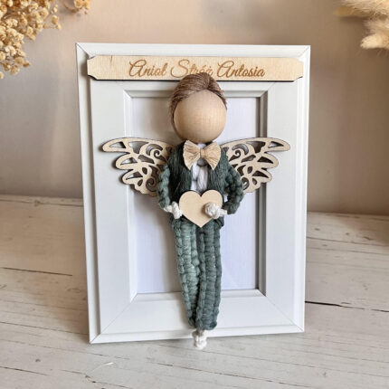 Aniołek makrama w białej ramce dla chłopca