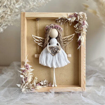 Anioł stróż w drewnianej ramce z ażurowym sercem