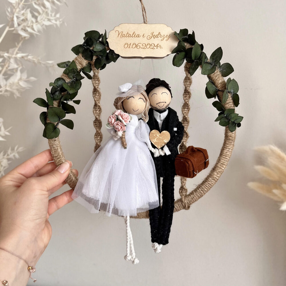 prezent na ślub, makramowe laleczki w obręczy 2