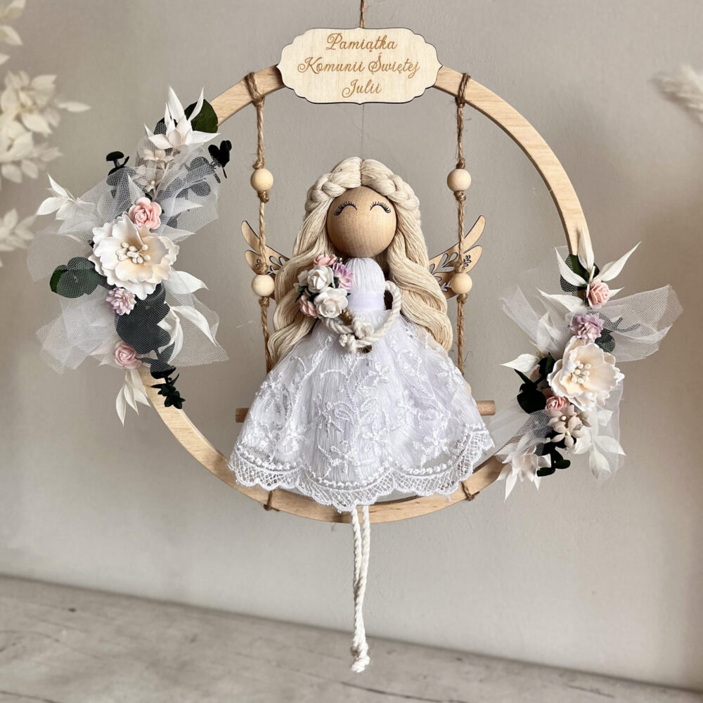 anioł stróż korobka i kwiaty