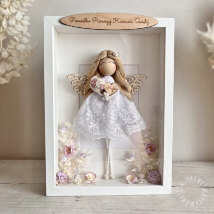 Anioł stróż w ramce, gablotka z kwiatami na chrzest