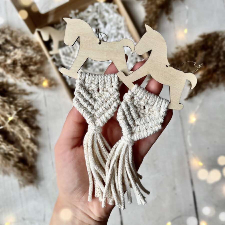 konik na biegunach zawieszka (2)