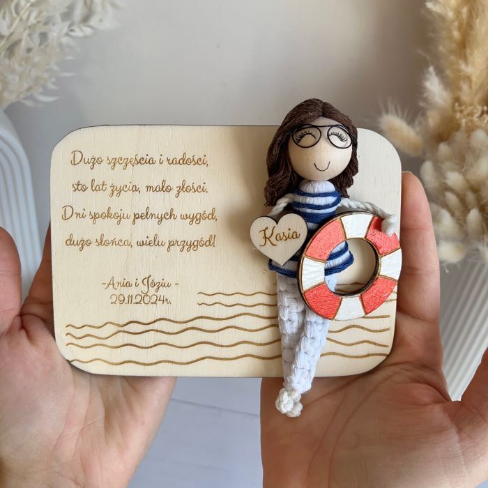 laleczka makrama magnes na drewnie (1)