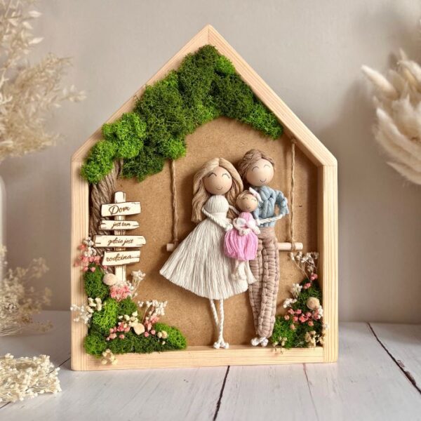 makramowa rodzinka w domku z mchem (3)