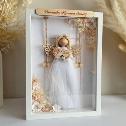Anioł stróż makrama w ramce, gablotka Komunia i Chrzest