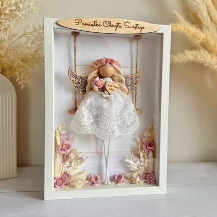 Anioł stróż w ramce, makramowy aniołek na chrzest i komunię gablotka