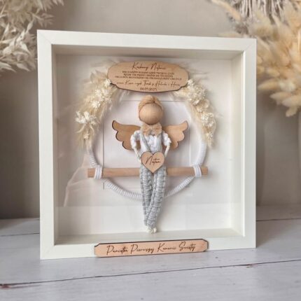 Anioł stróż w ramce dla chłopca na chrzest i komunię, gablotka w stylu boho