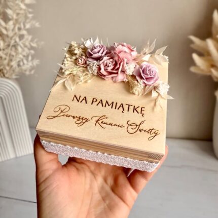 Drewniane pudełko, szkatułka z życzeniami na chrzest i komunię, różowe kwiaty
