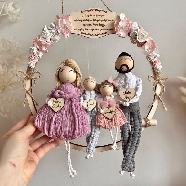 makramowe laleczki w ramce rodzinka (1)