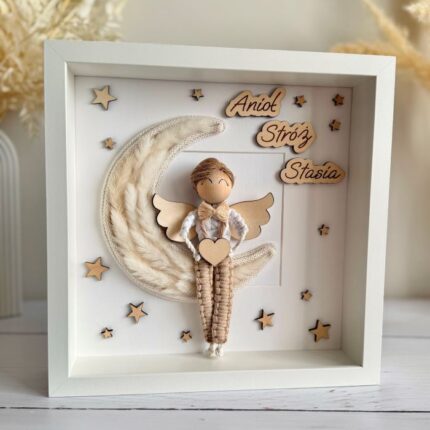 Aniołek w ramce dla chłopca, ramka na chrzest święty i roczek, anioł stróż na księżycu